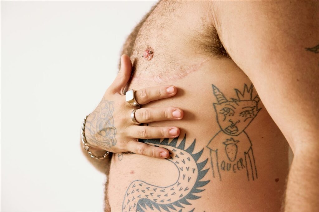 Le charme rétro des tatouages éphémères masculins